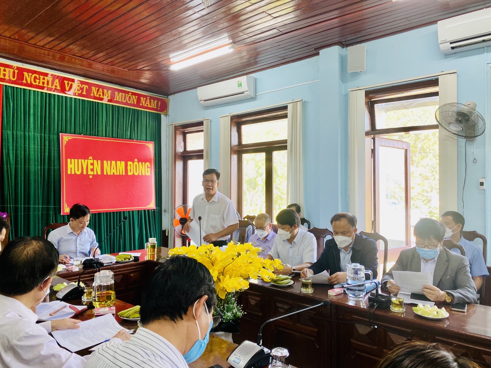 Đ/c Dương Thanh Phước, Phó Chủ tịch UBND huyện Nam Đông báo cáo tại buổi làm việc