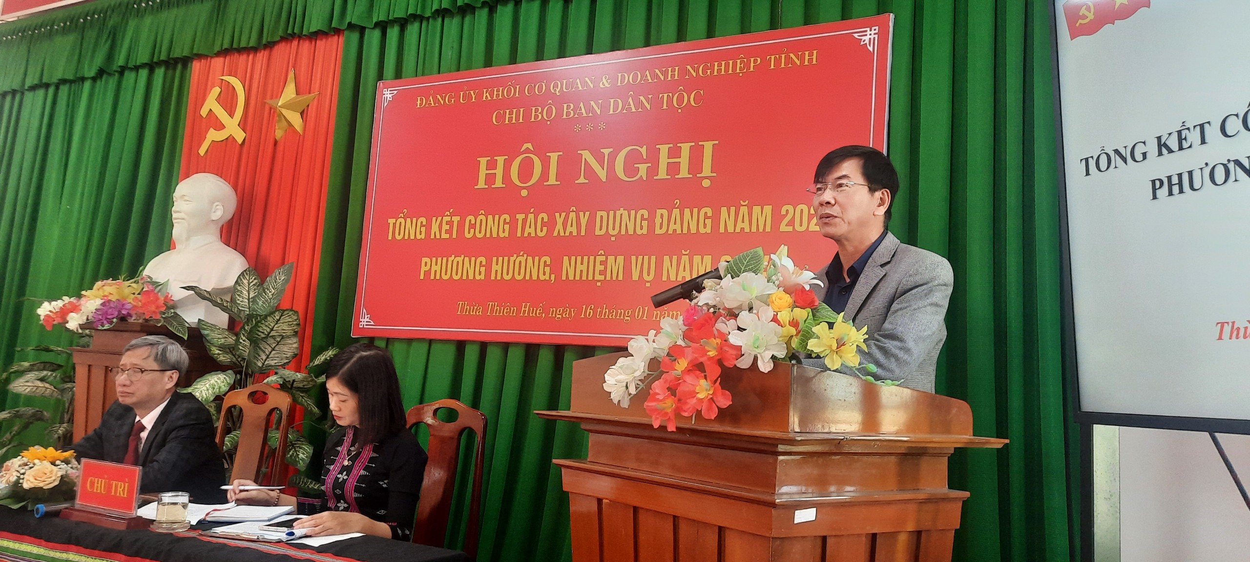 Đồng chí Nguyễn Hữu Tiến - PBT Thường trực Đảng ủy Khối CQ&DN tỉnh phát biểu tại Hội nghị