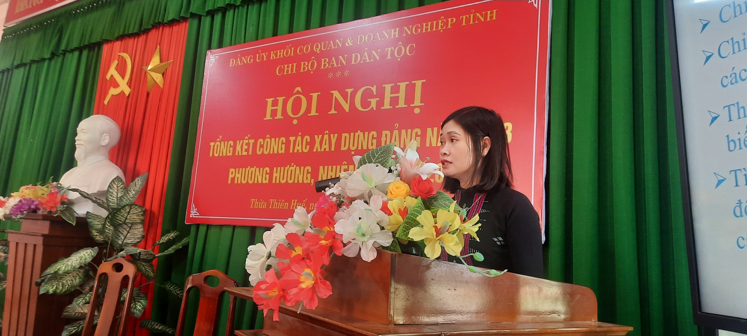 Đồng chí Nguyễn Thị Phương Ngọc thay mặt Chi ủy trình bày tóm tắt Báo cáo công tác xây dựng Đảng năm 2023